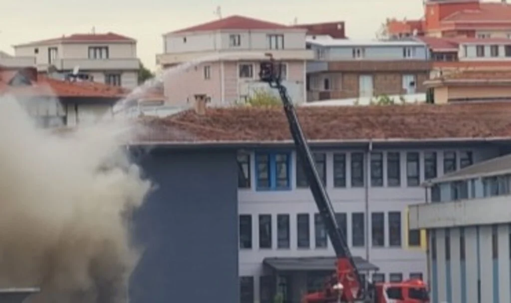 İstanbul'da depo yangını: Ekipler müdahale ediyor