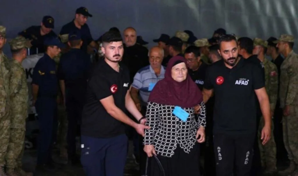 Lübnan’dan 588 sivil tahliye edildi: Mersin’de alkışlarla karşılandılar