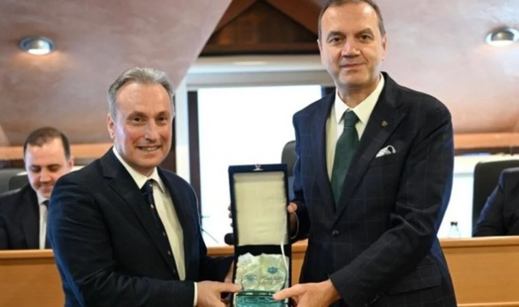 Türk denizciliğine yeni nesiller yetiştiriliyor: İMEAK’tan Rizeli öğretmene plaket