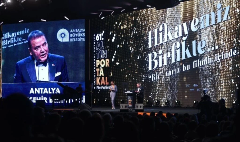 Yalı Çapkını'nın Hatçik halası Şerif Sezer'e Antalya Altın Portakal Film Festivali'nde onur ödülü verildi