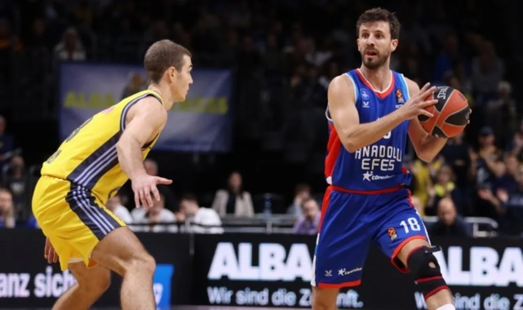 Anadolu Efes, EuroLeague’de Alba Berlin’i rahat geçti