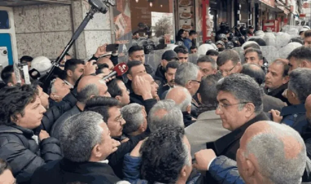 CHP’liler Esenyurt Belediyesi önünde polise takıldı