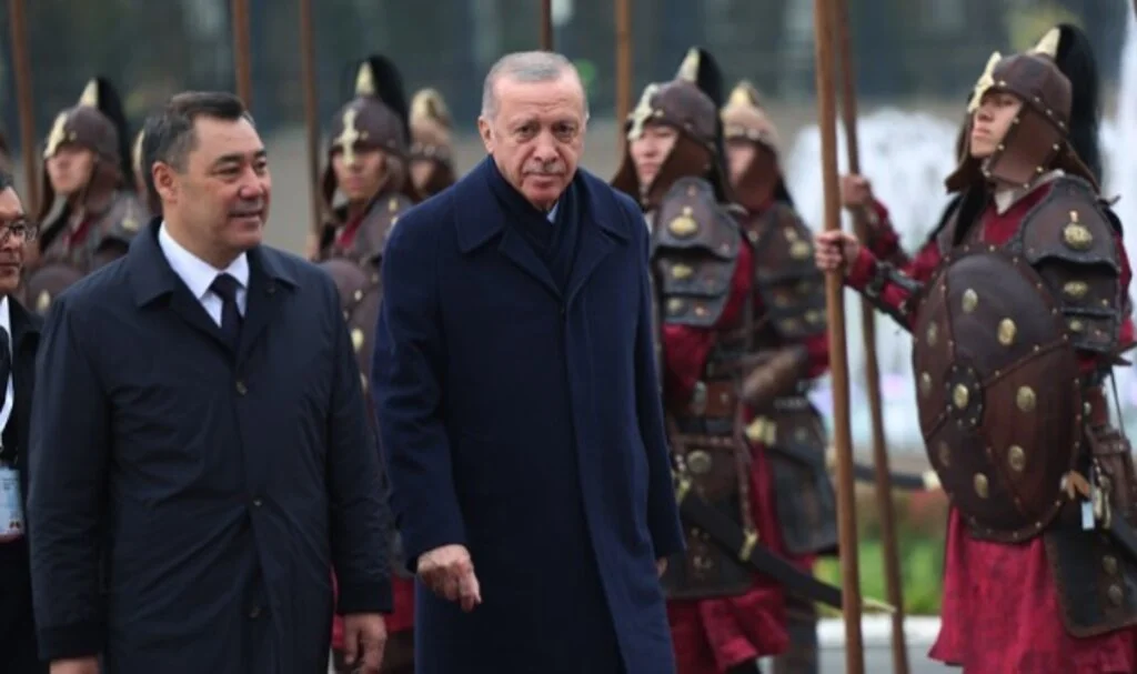Cumhurbaşkanı Erdoğan, Kırgızistan'da resmî törenle karşılandı