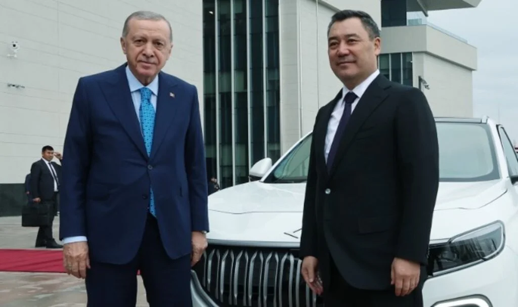 Cumhurbaşkanı Erdoğan, Kırgızistan'da Togg hediye etti
