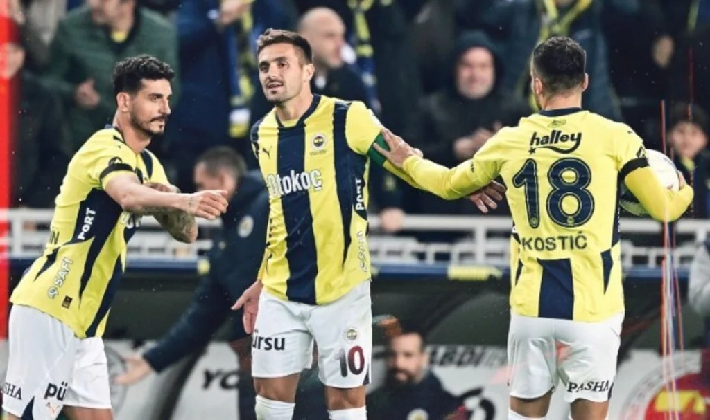 Fenerbahçe, Sivasspor'u 4-0 Yendi, Üst Üste Üçüncü Galibiyetini Aldı