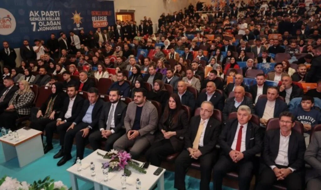 'Gençliğinle Geleceğe Yön Ver' Sloganıyla Kongreler Hız Kesmiyor