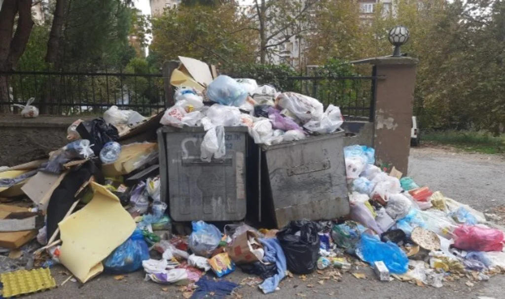 Kartal'da Dehşet Görüntüler, Çöpler Sokakları Kapladı