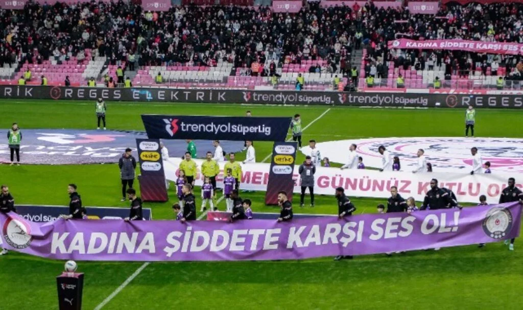 Samsunspor - Alanyaspor Maçında Kadına Şiddete Karşı Mesaj Verildi