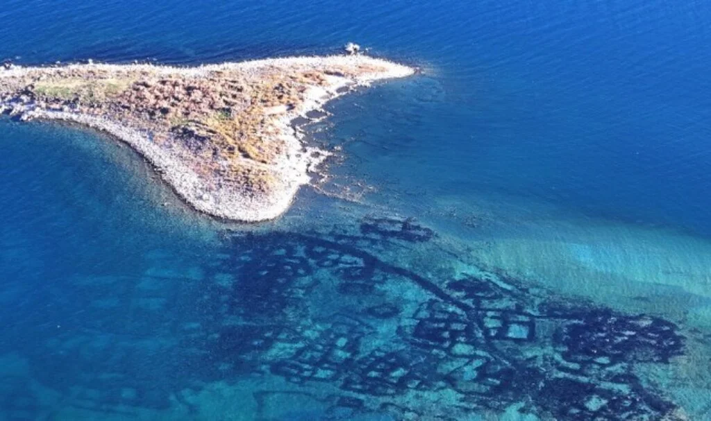 Van Gölünde sular çekildikçe gizem ortaya çıkıyor