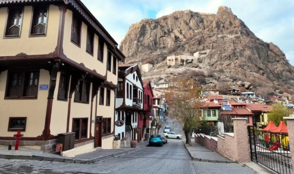 Afyonkarahisar'ın Renkli Sokağı Yenilendi: Bakan Kurum'dan Açıklama