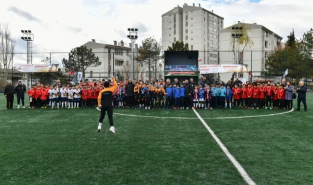 Ankara Büyükşehir Belediyesi’nden 33 halı saha!