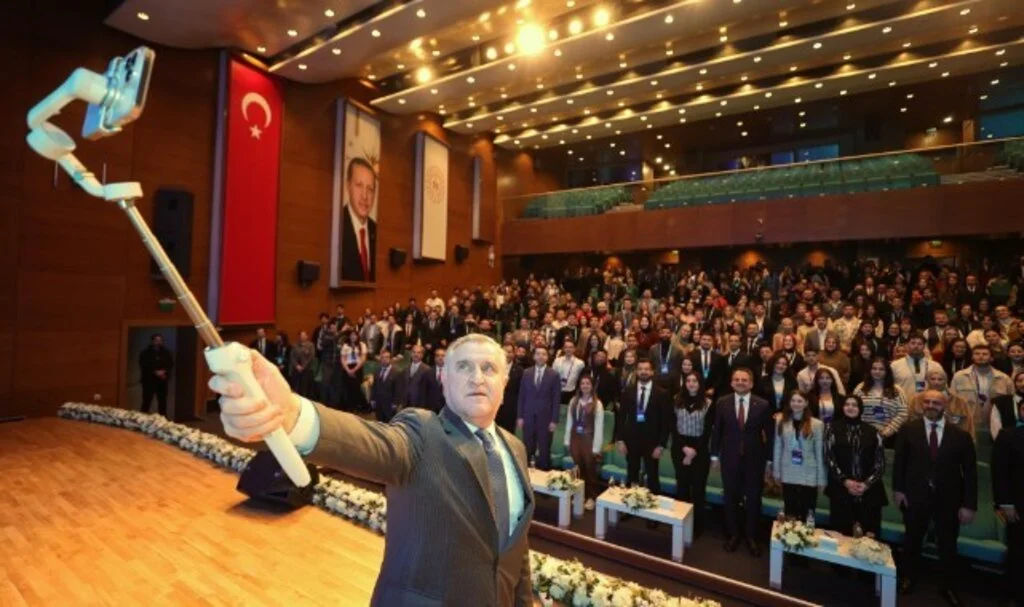  Bakan Osman Aşkın Bak'tan Gençlere Tavsiye: "Ronaldo'yu Örnek Alın