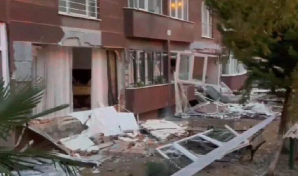 Beylikdüzü’nde 14 katlı binada patlama: 1 Can Kaybı