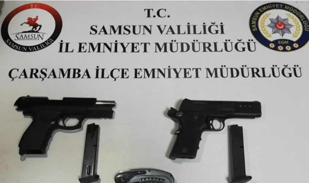 Çarşamba’da Huzur Uygulamasında Bıçak ve Kurusıkı Tabanca Ele Geçirildi