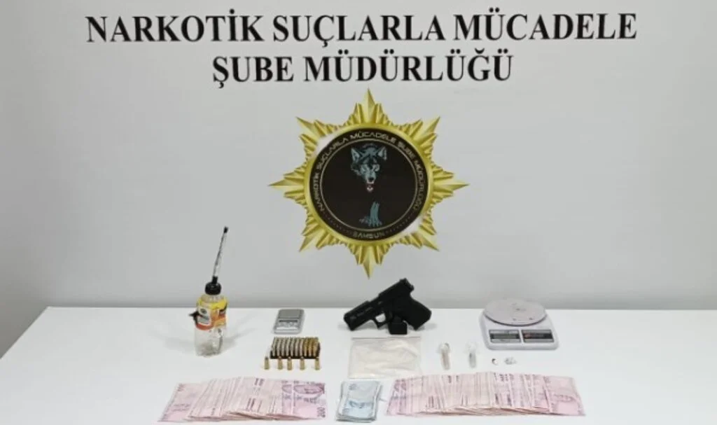 Çarşamba’da Uyuşturucu Operasyonu: Silah, Uyuşturucu ve Paraya El Konuldu