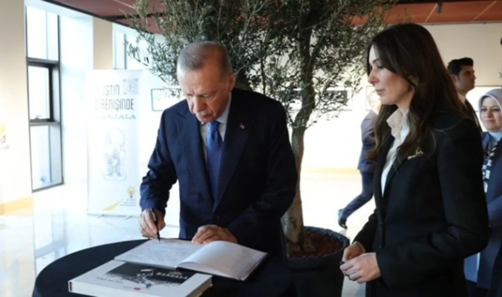 Cumhurbaşkanı Erdoğan ve Çiğdem Karaaslan "Hanzala" Sergisini Ziyaret Etti