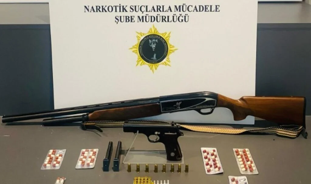 İlkadım'da Baskın: Uyuşturucu ve Silaha El Konuldu