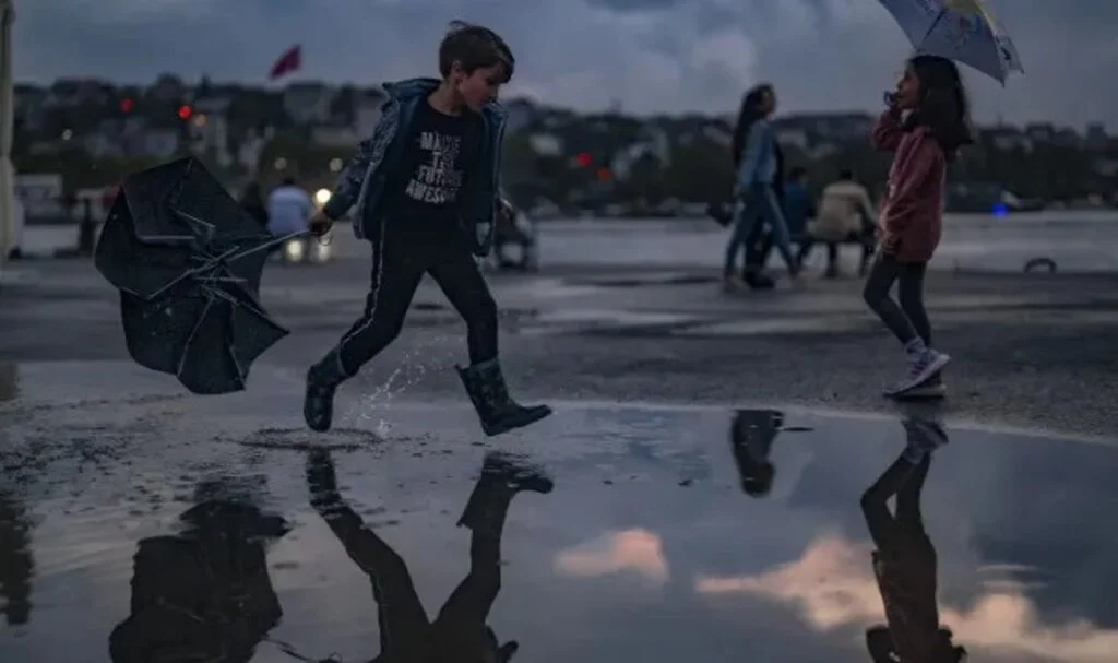 Meteoroloji'den Sarı Kodlu Uyarı: Marmara'da Kuvvetli Yağış Bekleniyor