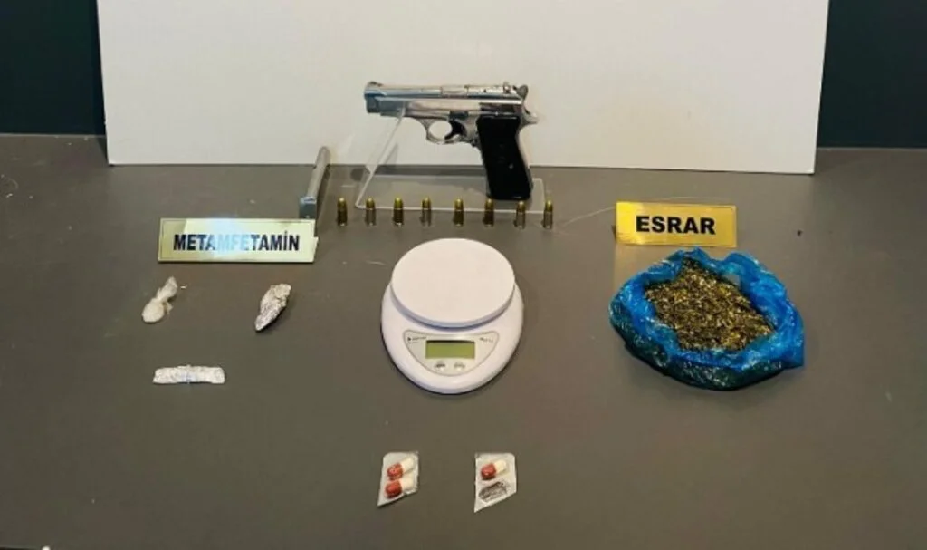 Samsun Canik'te Uyuşturucu ve Silah Operasyonu: 62 Gram Esrar, Metamfetamin ve Ruhsatsız Tabanca Ele Geçirildi
