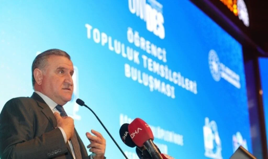 ÜNİDES gençlerin yoğun ilgisiyle karşılandı