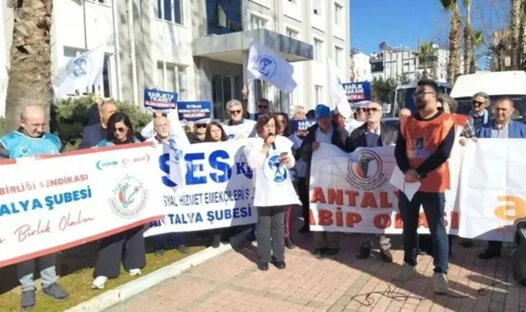 Antalya'da aile hekimlerinden yeni yönetmelik protestosu: Talepler karşılanmazsa eylemler sürecek