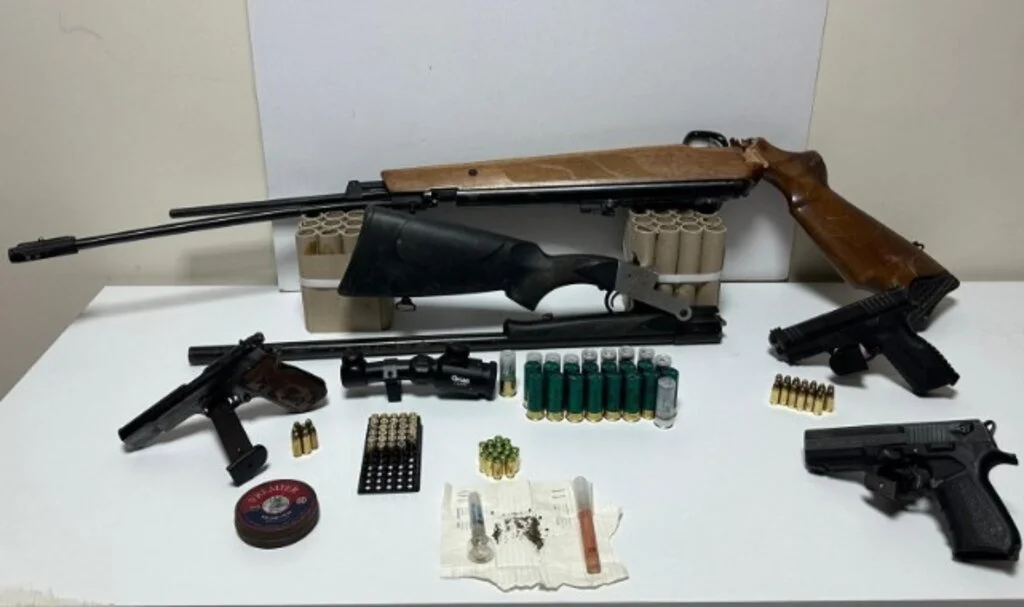 Bafra'da Maganda Balkondan Ateş Açtı, Polis Cephanelikle Yakaladı