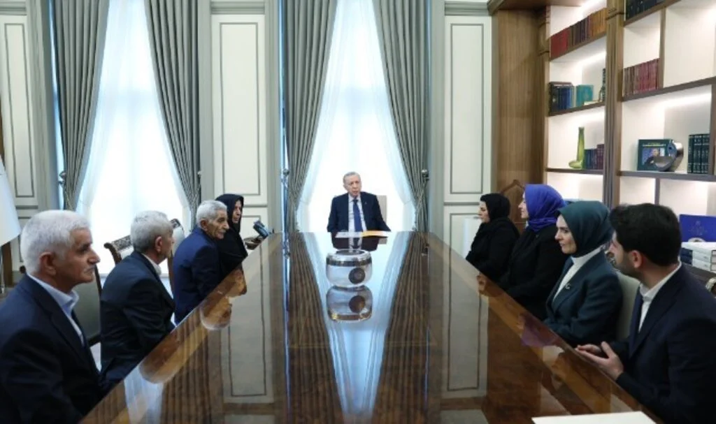 Cumhurbaşkanı Erdoğan'dan 36 yıl önce PKK'nın katlettiği Aykut ve Boz ailelerinin yakınlarına ziyaret