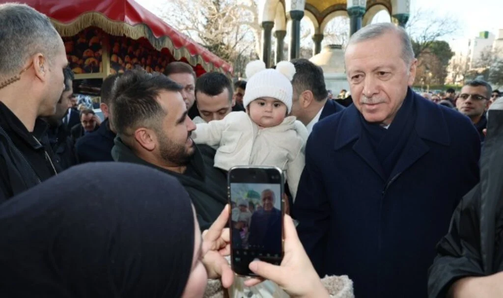 Cumhurbaşkanı Erdoğan, Sultanahmet'te vatandaşların Regaip Kandili'ni kutladı