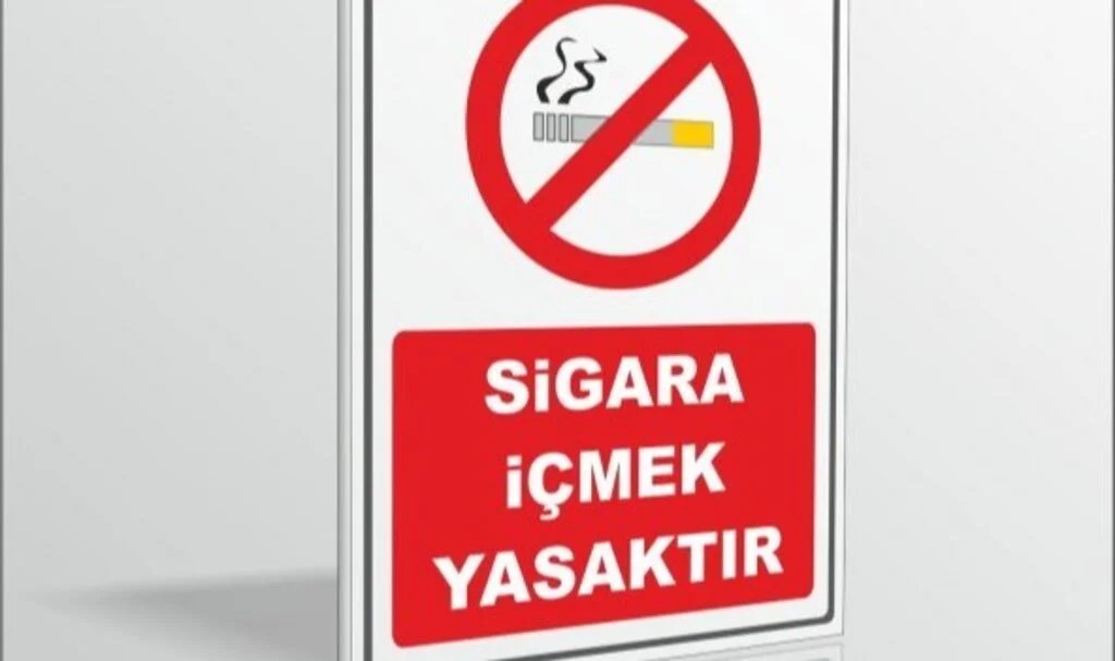 İtalya'da Kamuya Açık Alanda Sigara İçilmesi Yasaklandı