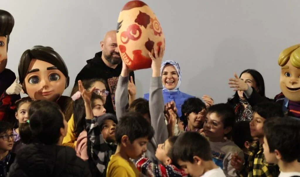 "Rafadan Tayfa: Kapadokya" Filminde Bakan ve Çocuklar Buluştu