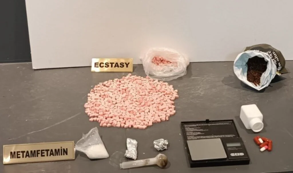 Samsun İlkadım’da Uyuşturucu Operasyonu: 860 Adet Ecstasy ve Çeşitli Narkotik Maddeler Ele Geçirildi
