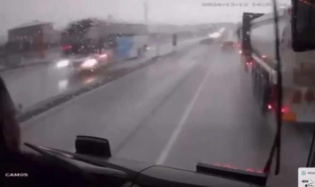 Siber Polislerden Sanal Devriye Başarısı: Trafikte Tehlikeli Manevra Anında Tespit Edildi!