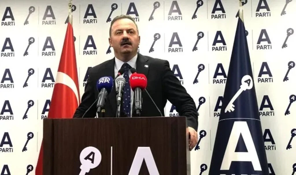 Yavuz Ağıralioğlu: Bu kadar sorunu olan memlekette güya ana muhalefetin elinde sadece kırmızı kart var