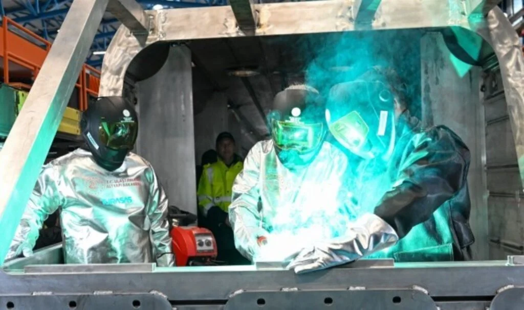 Bakan Uraloğlu, Yerli Elektrikli Hızlı Tren Seti'nin İlk Gövde Kaynağını Yaptı