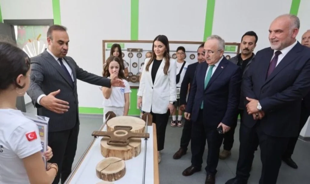 Canik'e Bir Ödülde Bakan Kacır'dan