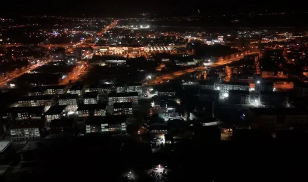 Deprem Bölgesinde Işıklar Hiç Sönmüyor