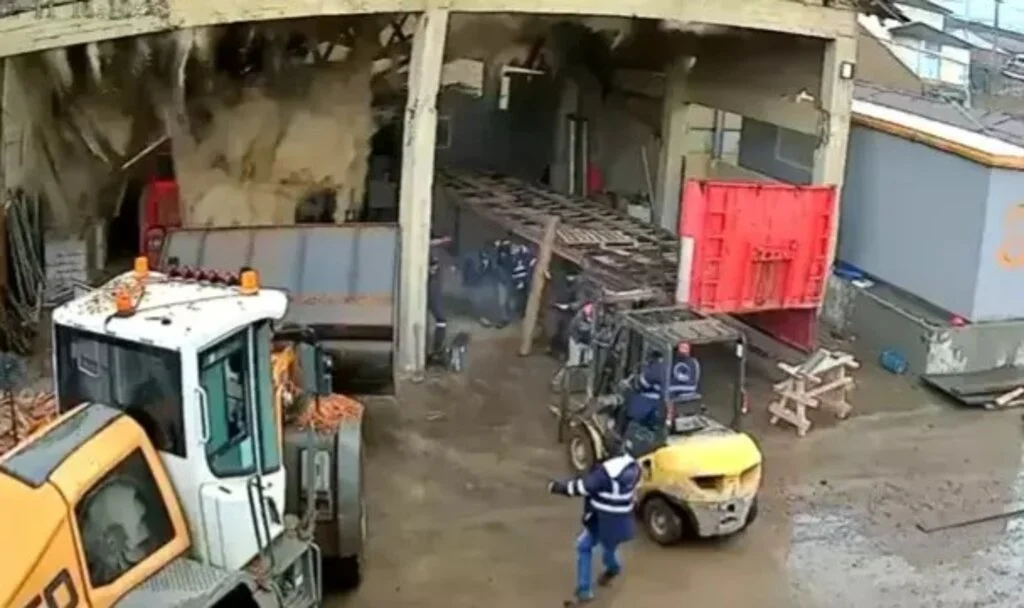 Fabrika Çatısı İşçilerin Üzerine Çöktü: Bir İşçi Yaralandı