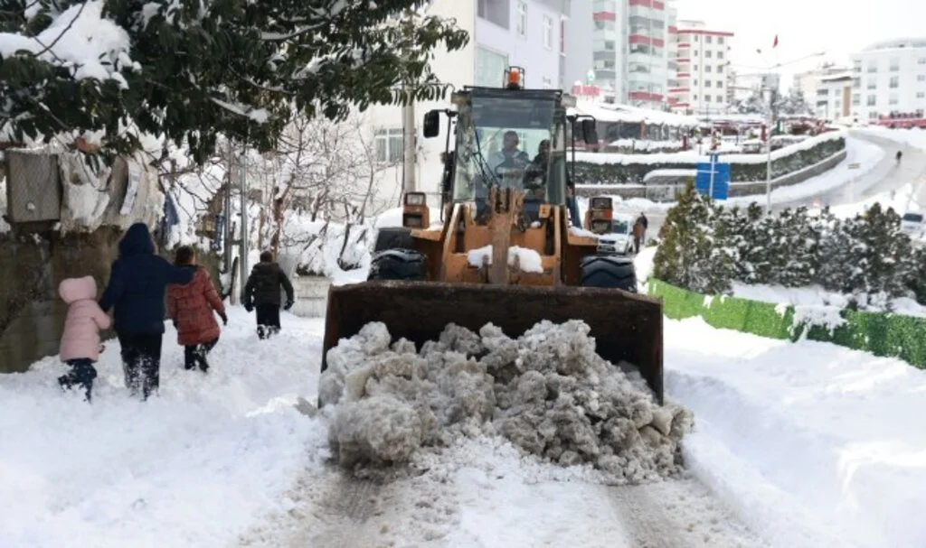 ‘İlkadım’da karla mücadele devam ediyor’