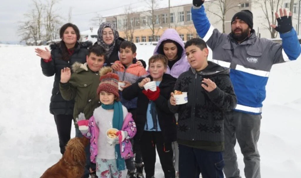 Kartopu Oynayan Çocuklara Canik Belediyesi'nden Sürpriz 