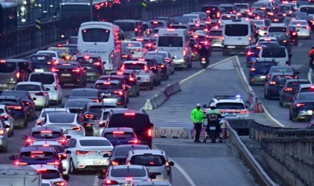 Okulların açılmasıyla İstanbul trafiği sıkıştı