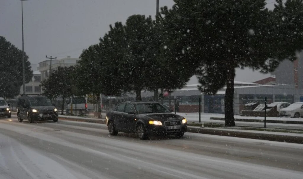Samsun'da Aniden Bastıran Kar Trafiği Felç Etti
