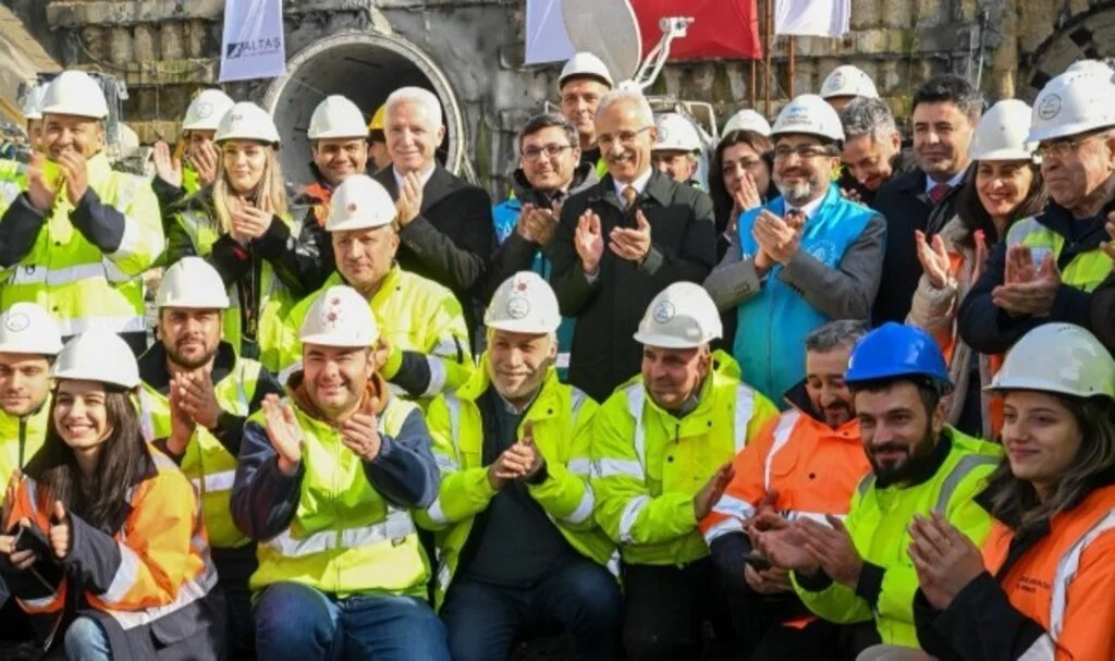 Ulaştırma ve Altyapı Bakanı Uraloğlu:"İstanbul'da yaşayan 3,1 milyon kişi daha raylı sistem ağına ulaşacak"