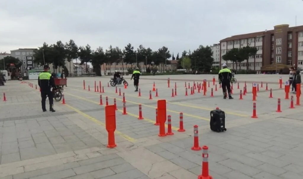 Bafra’da Motosiklet Sürücülerine Güvenli Sürüş Eğitimi