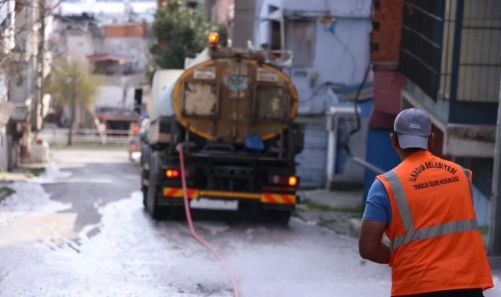 İlkadım Belediyesi'nden Kar Sonrası Titiz Temizlik Çalışması
