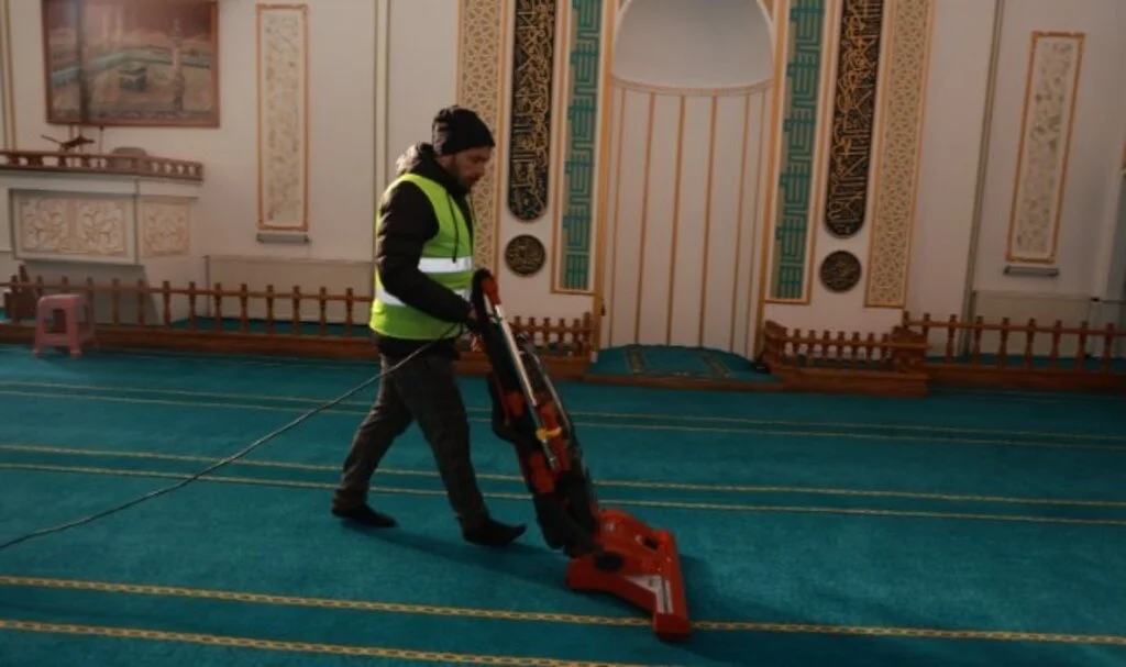 İlkadım'da Camiler Ramazan'da Özenle Temizleniyor