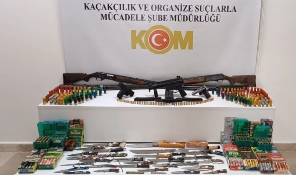 Samsun’da Cephanelik Gibi Ev! Çok Sayıda Silah ve Bıçak Ele Geçirildi