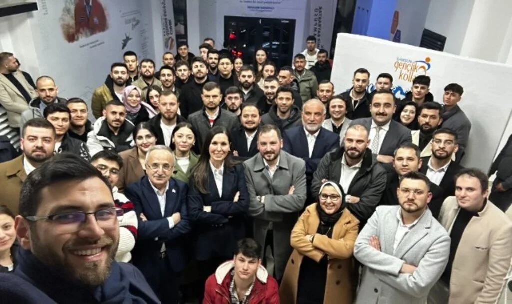 Samsun'da Gençlerle Samimi Buluşma: "Çay Bizden, Sohbet Sizden"