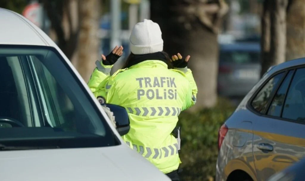 Samsun'da Kurallara Uyan Motosiklet Sürücülerine Polislerden Anlamlı Hediye