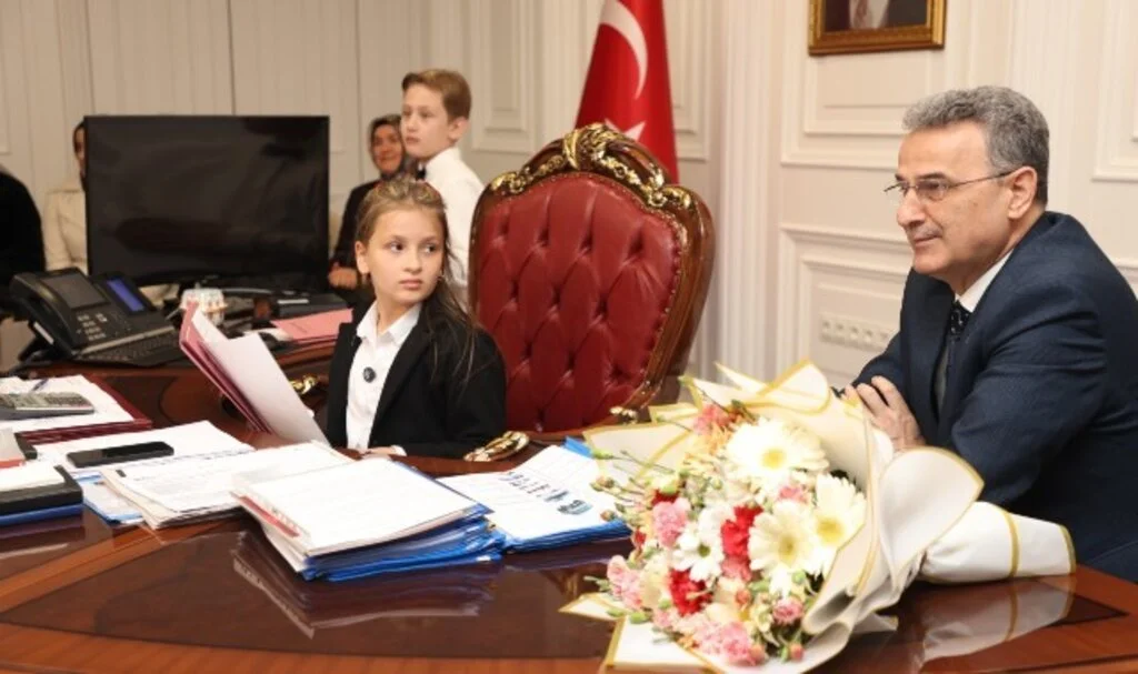 İlkadım Belediye Başkanı İhsan Kurnaz, 23 Nisan Koltuğunu Minik Öğrencilere Devretti