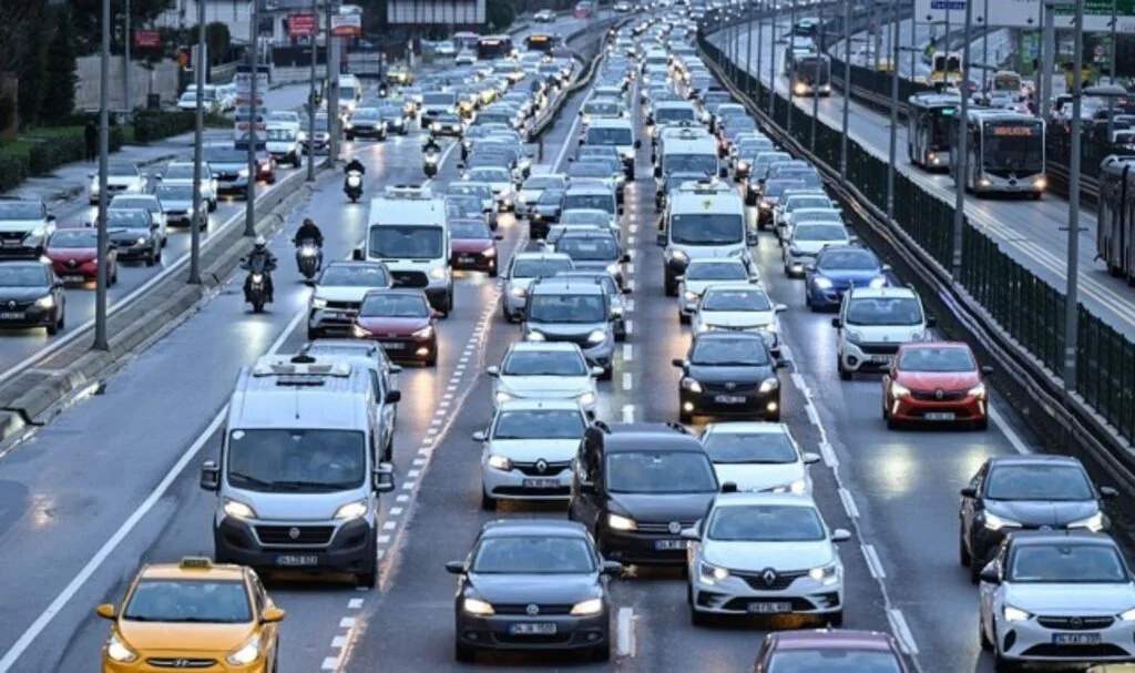 İstanbul'da Deprem Sonrası Trafik Felç Oldu